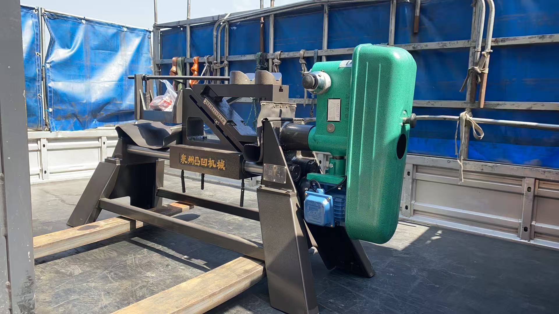 感谢福建xx机械制造有限公司惠购1.2米圆钢中心孔钻床